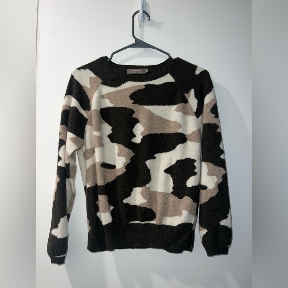 Brodie Cashmere | Camo-Print Cashmere Sweater | Medium